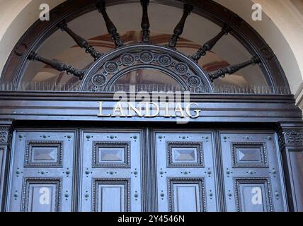 Schriftzug Landtag ueber dem maechtigen Eingangsportal im Schweriner Schloss, dem Sitz des Landtags von Mecklenburg-Vorpommern. *** landtagsschrift über dem mächtigen Eingangsportal im Schloss Schwerin, dem Sitz des landtags von Mecklenburg-Vorpommern Stockfoto