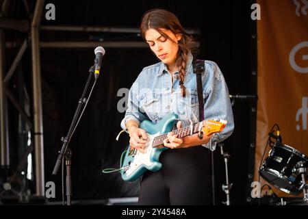 JULIE BYRNE, YOUNG, GREEN MAN FESTIVAL 2014: Eine junge Julie Byrne spielt einen grünen AXL-Spieler Deluxe Gitarre live auf der Wall Garden Stage beim Green man Festival 2014 im Glanusk Park, Brecon, Wales, August 2014. Foto: Rob Watkins. IINFO: Julie Byrne ist eine US-amerikanische Singer-Songwriterin, die für ihre ätherische Stimme und ihre introspektive Folk-Musik bekannt ist. In den 2010er Jahren wurde sie mit Alben wie „Not Even Happiness“ bekannt, wo sie poetische Texte mit minimalistischen akustischen Arrangements kombiniert und so atemberaubend schöne Soundlandschaften schafft. Stockfoto