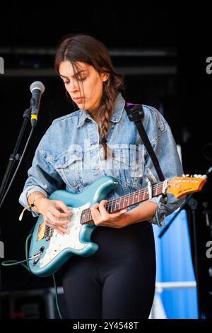 JULIE BYRNE, YOUNG, GREEN MAN FESTIVAL 2014: Eine junge Julie Byrne spielt einen grünen AXL-Spieler Deluxe Gitarre live auf der Wall Garden Stage beim Green man Festival 2014 im Glanusk Park, Brecon, Wales, August 2014. Foto: Rob Watkins. IINFO: Julie Byrne ist eine US-amerikanische Singer-Songwriterin, die für ihre ätherische Stimme und ihre introspektive Folk-Musik bekannt ist. In den 2010er Jahren wurde sie mit Alben wie „Not Even Happiness“ bekannt, wo sie poetische Texte mit minimalistischen akustischen Arrangements kombiniert und so atemberaubend schöne Soundlandschaften schafft. Stockfoto