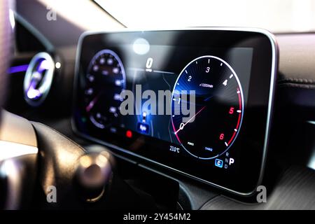 Digitales Armaturenbrett mit Tachometer und Drehzahlmesser. Luxuriöse Fahrzeugtechnologie, leistungsstarke Fahrzeugschnittstellen und modernes Interieur. Stockfoto
