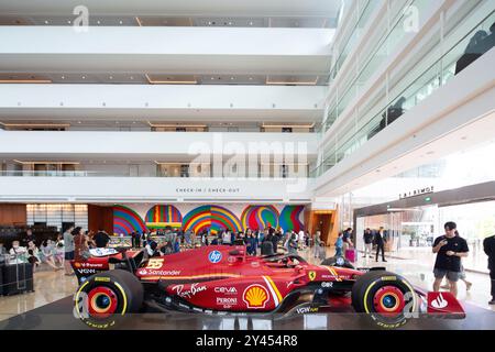 September 2024. Scuderia Ferrari Formel-1-Sportwagenmodell SF-24 im Hobby-Hotel Marina Bay Sands zu sehen. Singapur. Stockfoto