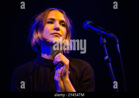 WOMAN's HOUR, KONZERT, GREEN MAN FESTIVAL 2014: Fiona Jane Burgess von der Band WOMAN's HOUR live auf der Far Out Stage beim Green man Festival 2014 im Glanusk Park, Brecon, Wales, August 2014. Foto: Rob Watkins. INFO: Woman's Hour war eine britische Indie-Pop-Band aus London. Die Gruppe wurde von den Geschwistern Fiona und William Burgess gegründet. Im Dezember 2018 kündigte die Band an, dass sie sich nach der Veröffentlichung ihres zweiten Albums Ephyra auflösen würden. Stockfoto