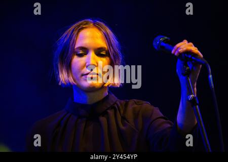 WOMAN's HOUR, KONZERT, GREEN MAN FESTIVAL 2014: Fiona Jane Burgess von der Band WOMAN's HOUR live auf der Far Out Stage beim Green man Festival 2014 im Glanusk Park, Brecon, Wales, August 2014. Foto: Rob Watkins. INFO: Woman's Hour war eine britische Indie-Pop-Band aus London. Die Gruppe wurde von den Geschwistern Fiona und William Burgess gegründet. Im Dezember 2018 kündigte die Band an, dass sie sich nach der Veröffentlichung ihres zweiten Albums Ephyra auflösen würden. Stockfoto