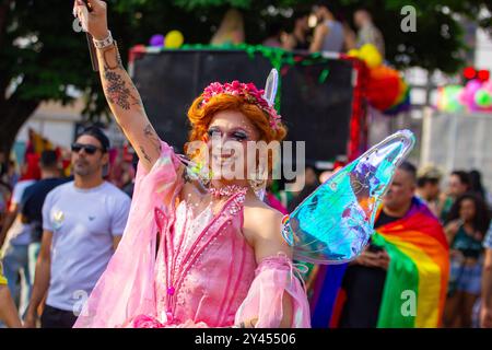 Goiania, Goias, Brasilien – 8. September 2024: Eine Transsexuelle, die alle verkleidet, in Rosa gekleidet, während der LGBT Pride Parade auf der Straße tanzt. Stockfoto