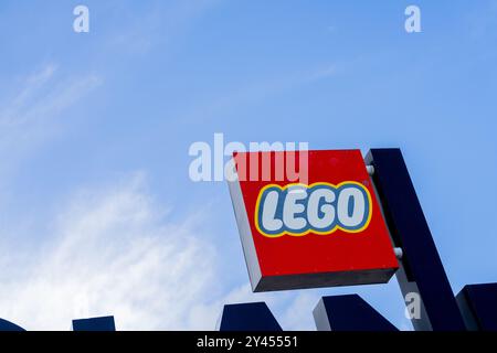 Billund, Dänemark. September 2024. Außenansicht des Schilds „LEGO“ in Billund, Dänemark, am 11. September 2024. (Foto: Manuel Romano/NurPhoto) Credit: NurPhoto SRL/Alamy Live News Stockfoto