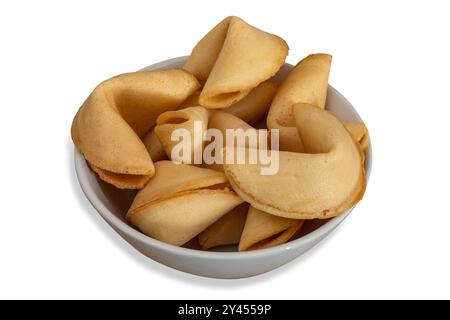 Schüssel mit Glückskeksen isoliert auf weiß Stockfoto