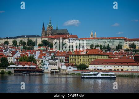 Blick auf die Skyline der Stadt und die Prager Burg (Pražský hrad) von der Karlsbrücke in Prag Stockfoto