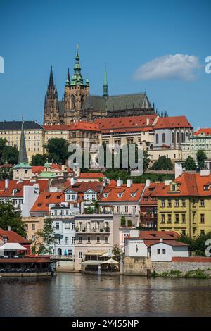 Blick auf die Skyline der Stadt und die Prager Burg (Pražský hrad) von der Karlsbrücke in Prag Stockfoto