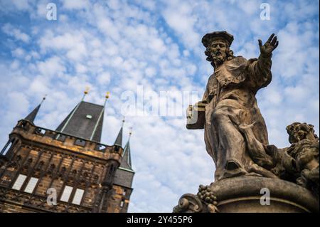 Statue des Heiligen Ivo von Kermartin und alter Turm an der Karlsbrücke in Prag Stockfoto