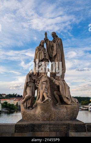 Statue von St. Kyrill und St. Methodius auf der Karlsbrücke, Prag, Tschechische Republik Stockfoto