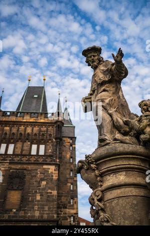 Statue des Heiligen Ivo von Kermartin und alter Turm an der Karlsbrücke in Prag Stockfoto