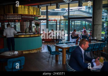 Restaurant L´Osteria im Masaryčka-Gebäude von Zaha Hadid Architects in Prag Stockfoto