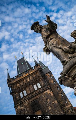 Statue des Heiligen Ivo von Kermartin und alter Turm an der Karlsbrücke in Prag Stockfoto