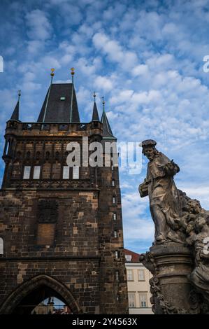 Statue des Heiligen Ivo von Kermartin und alter Turm an der Karlsbrücke in Prag Stockfoto
