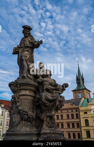 Statue des Heiligen Ivo von Kermartin und alter Turm an der Karlsbrücke in Prag Stockfoto