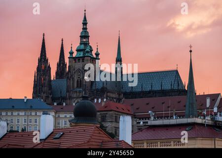 Blick auf die Skyline der Stadt und die Prager Burg (Pražský hrad) bei Sonnenuntergang von der Karlsbrücke in Prag Stockfoto