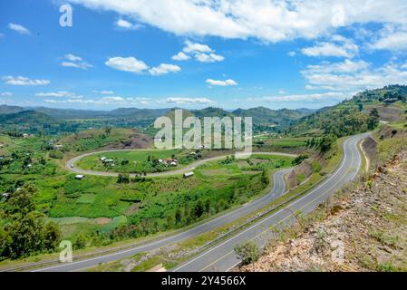 Die gewundene Straße von Kabale nach Kisoro führt durch einen großartigen Blick auf die Terrassen Berg in Uganda Stockfoto