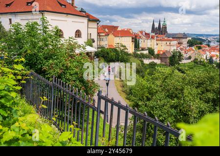 Blick auf die Prager Skyline und den Veitsdom vom Grande Classic Panorama Stockfoto