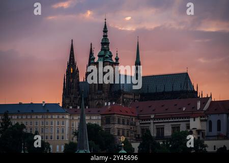 Blick auf die Skyline der Stadt und die Prager Burg (Pražský hrad) bei Sonnenuntergang von der Karlsbrücke in Prag Stockfoto