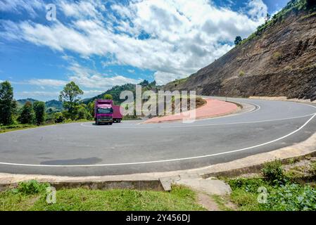 Die gewundene Straße von Kabale nach Kisoro führt durch einen großartigen Blick auf die Terrassen Berg in Uganda Stockfoto