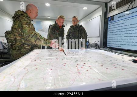 16. September 2024, Bayern, Kümmersbruck: Generalleutnant Jürgen-Joachim von Sandrart (M), Kommandeur des multinationalen NATO-Korps Northeast, spricht mit Brigadegeneral Andrew Bates (l) der US-Streitkräfte und Brigadegeneral Tomasz Kowalik (r) der polnischen Armee im mobilen Kommandoposten. Soldaten aus zahlreichen NATO-Ländern - darunter Estland, Frankreich, Deutschland, Großbritannien, Italien, Lettland, Litauen, die Niederlande, Polen, Spanien und die USA nehmen an der NATO-Kommandostellenübung Avenger Triad 24 Teil. Die Übung findet vom 9. Bis 19. September an verschiedenen Orten statt Stockfoto