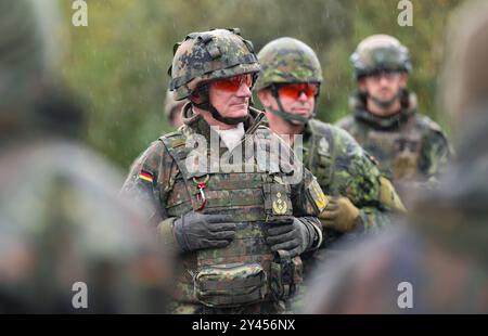 16. September 2024, Bayern, Kümmersbruck: Generalleutnant Jürgen-Joachim von Sandrart, Kommandeur des multinationalen NATO-Korps Northeast, steht am Medientag für die NATO-Führungsstabsübung Avenger Triad 24 auf dem Militärübungsplatz Kümmersbruck zwischen Soldaten. Soldaten aus zahlreichen NATO-Ländern nehmen an der Übung Teil - darunter Estland, Frankreich, Deutschland, Großbritannien, Italien, Lettland, Litauen, die Niederlande, Polen, Spanien und die USA. Die Übung findet vom 9. Bis 19. September an verschiedenen Standorten in Europa statt. Foto: Daniel Löb/dpa Stockfoto