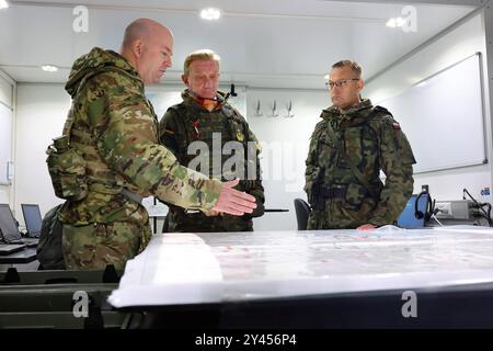 16. September 2024, Bayern, Kümmersbruck: Generalleutnant Jürgen-Joachim von Sandrart (M), Kommandeur des multinationalen NATO-Korps Northeast, spricht mit Brigadegeneral Andrew Bates (l) der US-Streitkräfte und Brigadegeneral Tomasz Kowalik (r) der polnischen Armee im mobilen Kommandoposten. Soldaten aus zahlreichen NATO-Ländern - darunter Estland, Frankreich, Deutschland, Großbritannien, Italien, Lettland, Litauen, die Niederlande, Polen, Spanien und die USA nehmen an der NATO-Kommandostellenübung Avenger Triad 24 Teil. Die Übung findet vom 9. Bis 19. September an verschiedenen Orten statt Stockfoto