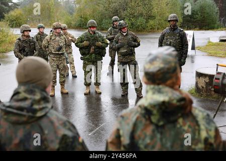 16. September 2024, Bayern, Kümmersbruck: Generalleutnant Jürgen-Joachim von Sandrart (2. V. R.), Kommandeur des multinationalen NATO-Korps Nordosten, spricht beim Medientag für die NATO-Kommandostab-Übung Avenger Triad 24 auf dem Militärübungsplatz Kümmersbruck. Soldaten aus zahlreichen NATO-Ländern nehmen an der Übung Teil - darunter Estland, Frankreich, Deutschland, Großbritannien, Italien, Lettland, Litauen, die Niederlande, Polen, Spanien und die USA. Die Übung findet vom 9. Bis 19. September an verschiedenen Standorten in Europa statt. Foto: Daniel Löb/dpa Stockfoto