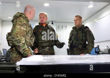 16. September 2024, Bayern, Kümmersbruck: Generalleutnant Jürgen-Joachim von Sandrart (M), Kommandeur des multinationalen NATO-Korps Northeast, spricht mit Brigadegeneral Andrew Bates (l) der US-Streitkräfte und Brigadegeneral Tomasz Kowalik (r) der polnischen Armee im mobilen Kommandoposten. Soldaten aus zahlreichen NATO-Ländern - darunter Estland, Frankreich, Deutschland, Großbritannien, Italien, Lettland, Litauen, die Niederlande, Polen, Spanien und die USA nehmen an der NATO-Kommandostellenübung Avenger Triad 24 Teil. Die Übung findet vom 9. Bis 19. September an verschiedenen Orten statt Stockfoto