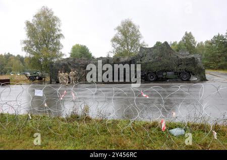 16. September 2024, Bayern, Kümmersbruck: Soldaten stehen vor der mobilen Kommandozentrale. Während des Medientages für die NATO-Kommandoposten-Übung Avenger Triad 24 wurde innerhalb von 24 Stunden eine komplette mobile Kommandozentrale mit einem mobilen Kommandoposten von einer Kaserne in das Militärübungsgebiet Kümmersbruck verlegt. Soldaten aus zahlreichen NATO-Ländern nehmen an der Übung Teil - darunter Estland, Frankreich, Deutschland, Großbritannien, Italien, Lettland, Litauen, die Niederlande, Polen, Spanien und die USA. Die Übung findet vom 9. Bis 19. September an verschiedenen Standorten in Europa statt. Foto: Stockfoto