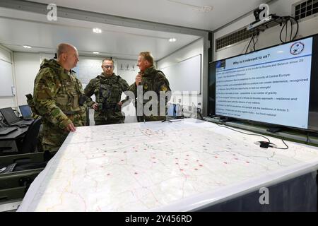 16. September 2024, Bayern, Kümmersbruck: Generalleutnant Jürgen-Joachim von Sandrart (M), Kommandeur des multinationalen NATO-Korps Northeast, spricht mit Brigadegeneral Andrew Bates (l) der US-Streitkräfte und Brigadegeneral Tomasz Kowalik (r) der polnischen Armee im mobilen Kommandoposten. Soldaten aus zahlreichen NATO-Ländern - darunter Estland, Frankreich, Deutschland, Großbritannien, Italien, Lettland, Litauen, die Niederlande, Polen, Spanien und die USA nehmen an der NATO-Kommandostellenübung Avenger Triad 24 Teil. Die Übung findet vom 9. Bis 19. September an verschiedenen Orten statt Stockfoto