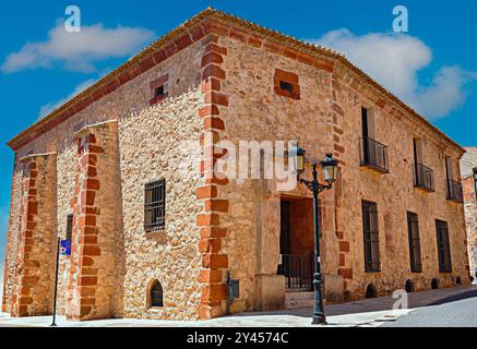 Alte Landwirtschaftsbank in Campo de Criptana, landwirtschaftliche Darlehen namens Pósito in Spanien Stockfoto