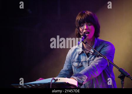 SHARON VAN ETTEN, YOUNG, GREEN MAN FESTIVAL 2014: Ein junger Sharon Van Etten spielt eine frühe Tour live auf der Mountain Stage beim Green man Festival 2014 im Glanusk Park, Brecon, Wales, August 2014. Foto: Rob Watkins. INFO: Sharon Van Etten ist eine US-amerikanische Singer-Songwriterin, die für ihre emotionale Stimme und ihre sehr persönlichen Texte bekannt ist. Ihre Musik verbindet Indie-Rock, Folk und elektronische Einflüsse und erforscht Themen wie Liebe, Herzschmerz und Heilung und schafft eine rohe, introspektive, und kraftvolle emotionale Erfahrung. Stockfoto