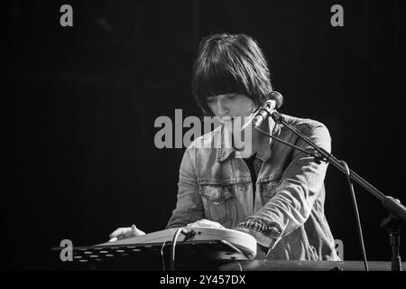 SHARON VAN ETTEN, YOUNG, GREEN MAN FESTIVAL 2014: Ein junger Sharon Van Etten spielt eine frühe Tour live auf der Mountain Stage beim Green man Festival 2014 im Glanusk Park, Brecon, Wales, August 2014. Foto: Rob Watkins. INFO: Sharon Van Etten ist eine US-amerikanische Singer-Songwriterin, die für ihre emotionale Stimme und ihre sehr persönlichen Texte bekannt ist. Ihre Musik verbindet Indie-Rock, Folk und elektronische Einflüsse und erforscht Themen wie Liebe, Herzschmerz und Heilung und schafft eine rohe, introspektive, und kraftvolle emotionale Erfahrung. Stockfoto