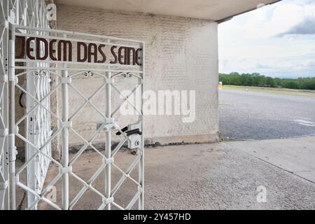 Eingangstor des Konzentrationslagers Buchenwald mit der Aufschrift „Jedem das seine“ (jedem eigenen) Stockfoto