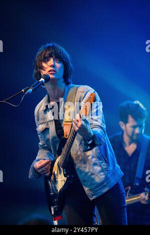 SHARON VAN ETTEN, YOUNG, GREEN MAN FESTIVAL 2014: Ein junger Sharon Van Etten spielt eine frühe Tour live auf der Mountain Stage beim Green man Festival 2014 im Glanusk Park, Brecon, Wales, August 2014. Foto: Rob Watkins. INFO: Sharon Van Etten ist eine US-amerikanische Singer-Songwriterin, die für ihre emotionale Stimme und ihre sehr persönlichen Texte bekannt ist. Ihre Musik verbindet Indie-Rock, Folk und elektronische Einflüsse und erforscht Themen wie Liebe, Herzschmerz und Heilung und schafft eine rohe, introspektive, und kraftvolle emotionale Erfahrung. Stockfoto