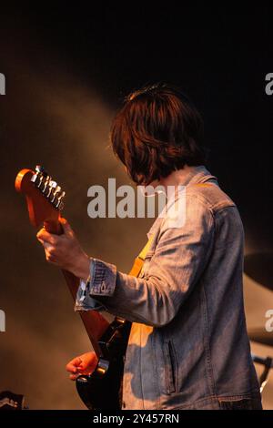 SHARON VAN ETTEN, YOUNG, GREEN MAN FESTIVAL 2014: Ein junger Sharon Van Etten spielt eine frühe Tour live auf der Mountain Stage beim Green man Festival 2014 im Glanusk Park, Brecon, Wales, August 2014. Foto: Rob Watkins. INFO: Sharon Van Etten ist eine US-amerikanische Singer-Songwriterin, die für ihre emotionale Stimme und ihre sehr persönlichen Texte bekannt ist. Ihre Musik verbindet Indie-Rock, Folk und elektronische Einflüsse und erforscht Themen wie Liebe, Herzschmerz und Heilung und schafft eine rohe, introspektive, und kraftvolle emotionale Erfahrung. Stockfoto