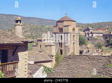 Blick auf das Dorf von den gekachelten Dächern. Santa Cruz de la Seros, Provinz Huesca, Aragon, Spanien. Stockfoto