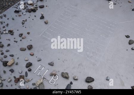 Gedenktafel für alle Häftlinge des Konzentrationslagers Buchenwald mit Namen von 57 Ländern und Opfergruppen. Permanent beheizt Stockfoto