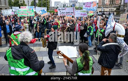 Berlin, Deutschland. September 2024. Musikschullehrer, Schüler und Eltern protestieren vor dem Repräsentantenhaus unter dem Motto "sichere Musikschulen für alle". Hintergrund der Demonstration ist ein Urteil des Bundessozialgerichts aus dem Jahr 2022, wonach kostenpflichtige Verträge für regelmäßig beschäftigte Musikschullehrer nicht mehr möglich sind. Quelle: Jens Kalaene/dpa/Alamy Live News Stockfoto