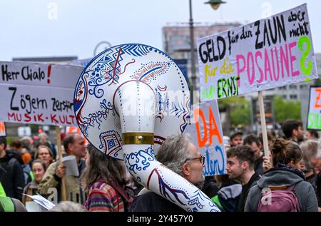 Berlin, Deutschland. September 2024. Musikschullehrer, Schüler und Eltern protestieren vor dem Repräsentantenhaus unter dem Motto "sichere Musikschulen für alle". Hintergrund der Demonstration ist ein Urteil des Bundessozialgerichts aus dem Jahr 2022, wonach kostenpflichtige Verträge für regelmäßig beschäftigte Musikschullehrer nicht mehr möglich sind. Quelle: Jens Kalaene/dpa/Alamy Live News Stockfoto