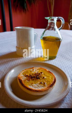 Spanische Frühstück: Olivenöl auf Toast. Spanien. Stockfoto