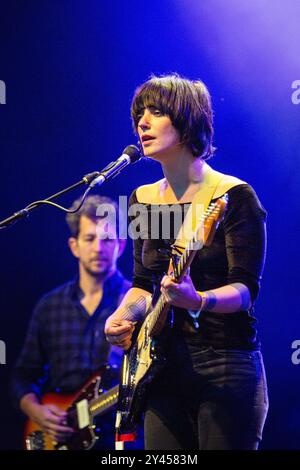 SHARON VAN ETTEN, YOUNG, GREEN MAN FESTIVAL 2014: Ein junger Sharon Van Etten spielt eine frühe Tour live auf der Mountain Stage beim Green man Festival 2014 im Glanusk Park, Brecon, Wales, August 2014. Foto: Rob Watkins. INFO: Sharon Van Etten ist eine US-amerikanische Singer-Songwriterin, die für ihre emotionale Stimme und ihre sehr persönlichen Texte bekannt ist. Ihre Musik verbindet Indie-Rock, Folk und elektronische Einflüsse und erforscht Themen wie Liebe, Herzschmerz und Heilung und schafft eine rohe, introspektive, und kraftvolle emotionale Erfahrung. Stockfoto