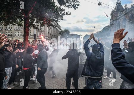 Hunderte von Ajax-Fans treffen sich am 15. September 2024 im Stadtzentrum von Amsterdam, Niederlande. Die niederländische Polizei verhaftete am Sonntag acht Ajax-Fans in Amsterdam nach Unruhen, die durch die Absage eines Eredivisie-Spiels zwischen Ajax und FC Utrecht aufgrund eines Polizeistreiks ausgelöst wurden. Laut Behörden versammelten sich Fans im Stadtzentrum, die das Polizeipräsidium beschädigten und Polizeifahrzeuge zerstörten. (Foto: Mouneb Taim/INA Photo Agency/SIPA USA) Stockfoto