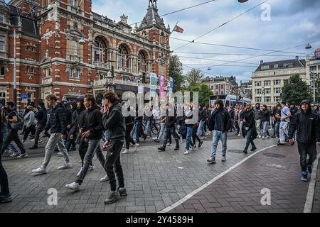 Hunderte von Ajax-Fans treffen sich am 15. September 2024 im Stadtzentrum von Amsterdam, Niederlande. Die niederländische Polizei verhaftete am Sonntag acht Ajax-Fans in Amsterdam nach Unruhen, die durch die Absage eines Eredivisie-Spiels zwischen Ajax und FC Utrecht aufgrund eines Polizeistreiks ausgelöst wurden. Laut Behörden versammelten sich Fans im Stadtzentrum, die das Polizeipräsidium beschädigten und Polizeifahrzeuge zerstörten. (Foto: Mouneb Taim/INA Photo Agency/SIPA USA) Stockfoto