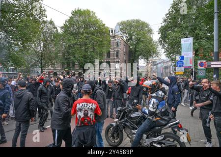 Hunderte von Ajax-Fans treffen sich am 15. September 2024 im Stadtzentrum von Amsterdam, Niederlande. Die niederländische Polizei verhaftete am Sonntag acht Ajax-Fans in Amsterdam nach Unruhen, die durch die Absage eines Eredivisie-Spiels zwischen Ajax und FC Utrecht aufgrund eines Polizeistreiks ausgelöst wurden. Laut Behörden versammelten sich Fans im Stadtzentrum, die das Polizeipräsidium beschädigten und Polizeifahrzeuge zerstörten. (Foto: Mouneb Taim/INA Photo Agency/SIPA USA) Stockfoto