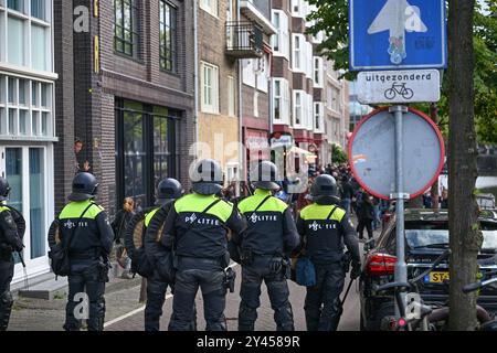 Hunderte von Ajax-Fans stießen am 15. September 2024 im Stadtzentrum von Amsterdam, Niederlande, mit der Polizei zusammen. Die niederländische Polizei verhaftete am Sonntag acht Ajax-Fans in Amsterdam nach Unruhen, die durch die Absage eines Eredivisie-Spiels zwischen Ajax und FC Utrecht aufgrund eines Polizeistreiks ausgelöst wurden. Laut Behörden versammelten sich Fans im Stadtzentrum, die das Polizeipräsidium beschädigten und Polizeifahrzeuge zerstörten. (Foto: Mouneb Taim/INA Photo Agency/SIPA USA) Stockfoto