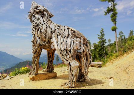 Blick auf die Holzskulptur „Lupa del Lagorai“ des Künstlers Marco Martalar in Monte Vetriolo. August 2024, Monte Vetriolo, Levico Terme, Stockfoto
