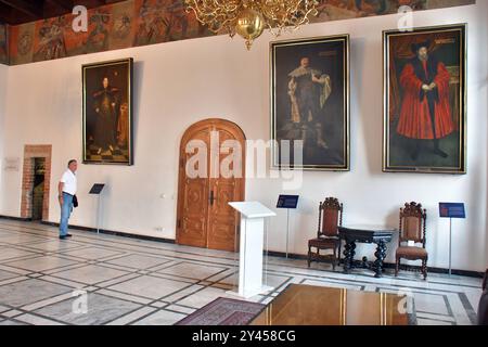 Polen, Danzig, 26.08.2024 das rechtstaedtische Rathaus polnisch Ratusz GÅownego Miasta steht im Stadtteil Rechtstadt. Foto: Der Weiße Saal Danzig-Altstadt *** Polen, Danzig, 26 08 2024 das Rechtstaedtische Rathaus Polnisch Ratusz GÅownego Miasta steht im Stadtteil Rechtstadt Foto der Weißen Halle Danzig Altstadt Stockfoto