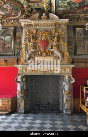 Polen, Danzig, 26.08.2024 das rechtstaedtische Rathaus polnisch Ratusz GÅownego Miasta steht im Stadtteil Rechtstadt. Foto: Der Kamin mit dem Danziger Wappen im Roten Saal Danzig-Altstadt *** Polen, Danzig, 26 08 2024 das Rechtstaedtische Rathaus Polish Ratusz GÅownego Miasta befindet sich im Stadtteil Rechtstadt Foto des Kamins mit dem Danziger Wappen im Roten Saal Danziger Altstadt Stockfoto